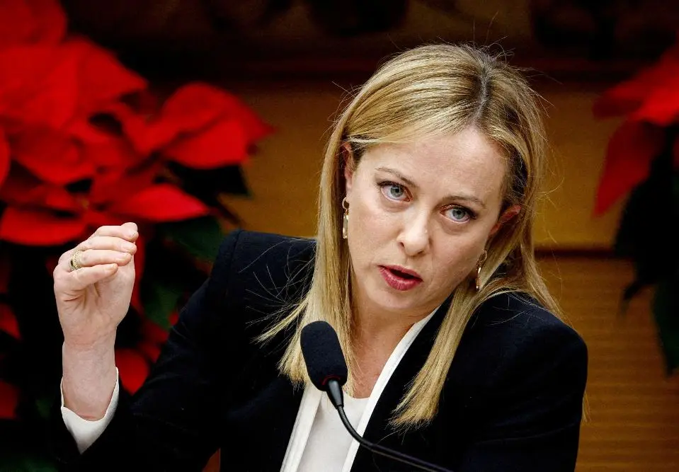 Η Μελόνι βάζει τράπεζες και ασφαλιστικές να κλείσουν την τρύπα του προϋπολογισμού