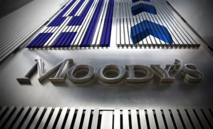 Moody’s: Η Ελλάδα δείχνει σημάδια βελτίωσης