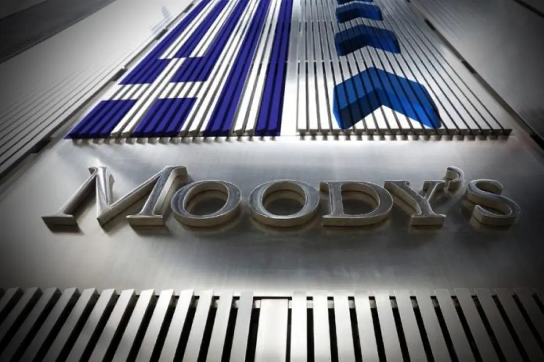 Moody’s: Η Ελλάδα δείχνει σημάδια βελτίωσης