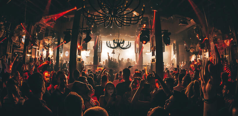 Απαιτούν την επαναλειτουργία των κέντρων νυχτερινής διασκέδασης