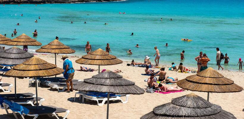 Αγία Νάπα: Βυθίστηκαν τα έσοδα από ομπρέλες και ξαπλώστρες