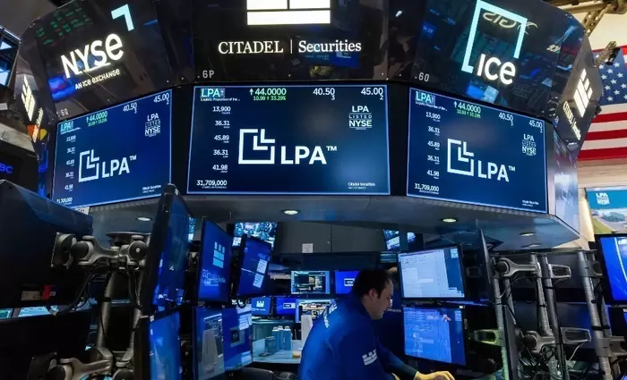 Wall Street: Στο κόκκινο οι δείκτες παρά την μείωση έκπληξη των επιτοκίων από τη Fed