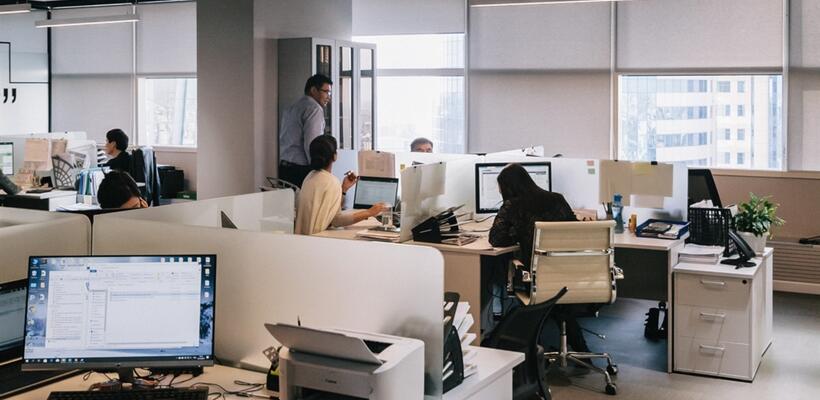 «Χάνει έδαφος» η επιστροφή στο γραφείο;