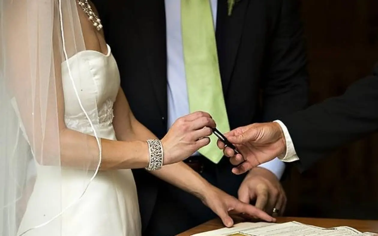 Τέλος οι πολιτικοί γάμοι μέχρι τις 30 Απριλίου