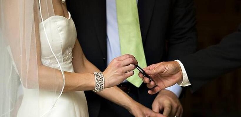 Τέλος οι πολιτικοί γάμοι μέχρι τις 30 Απριλίου