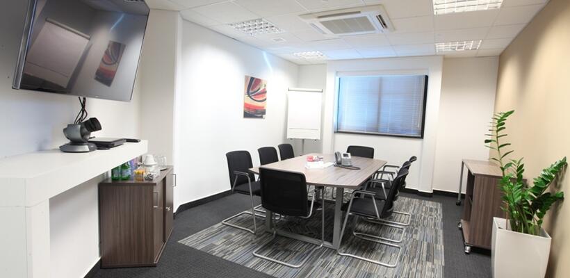 Regus: Ενοικιάζει επαγγελματικά γραφεία με την ώρα