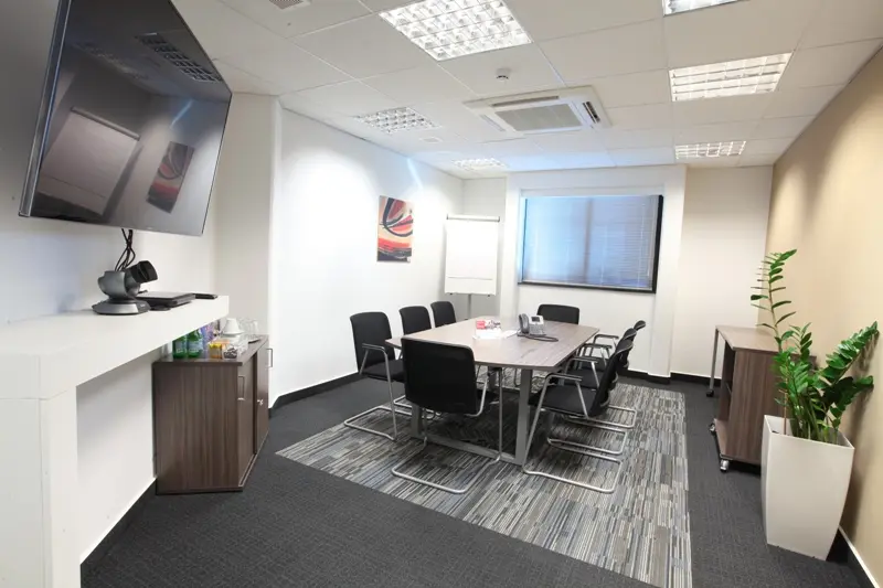 Regus: Ενοικιάζει επαγγελματικά γραφεία με την ώρα