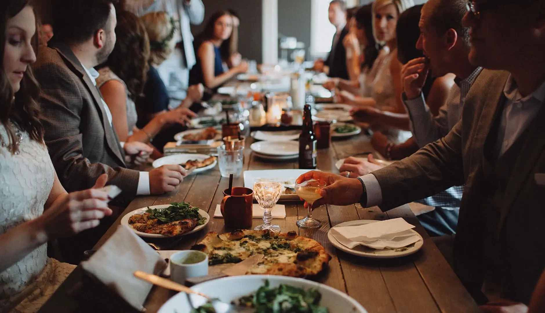 Αίρονται οι περιορισμοί για συναθροίσεις - Αλλαγή στους κανόνες αφίξεων