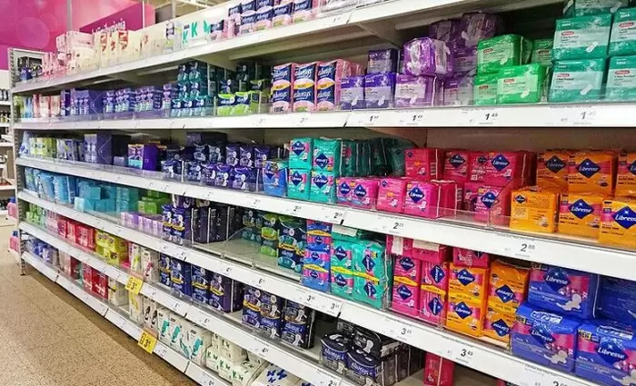 Ελλάδα: Μειώσεις τιμών σε 100 προϊόντα εμμήνου ρύσεως