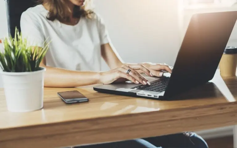 Έρευνα: Μειωμένο burnout με την υβριδική εργασία