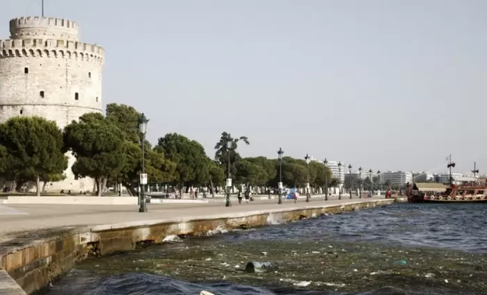 Μέχρι 1.000 κιλά σκουπιδιών απομακρύνονται κάθε μέρα από τον Θερμαϊκό