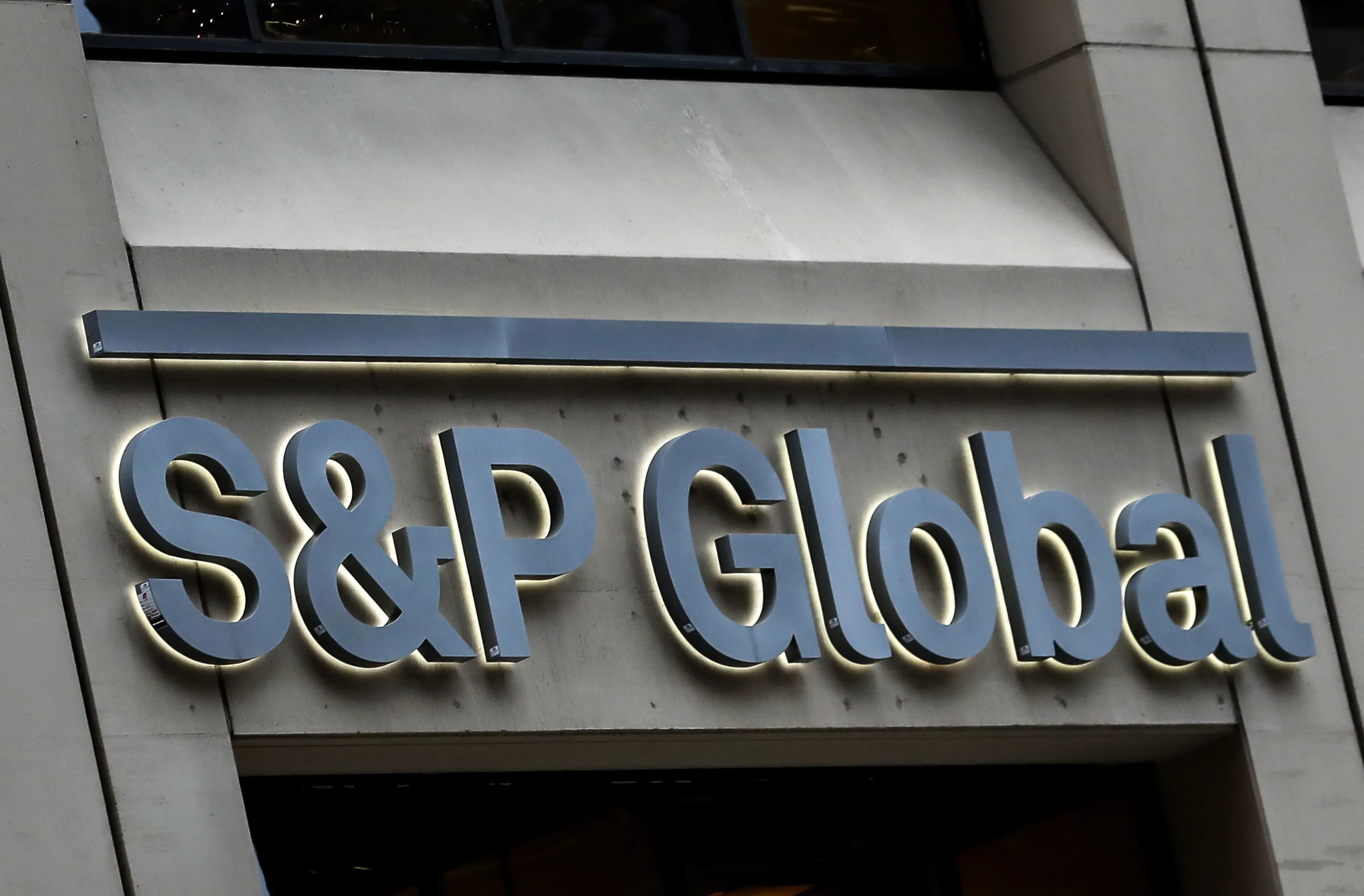 S&P: Προαναγγέλει την επενδυτική βαθμίδα για την Ελλάδα