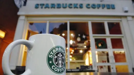 Πώς η Starbucks έχασε το στέμμα της από μια πρώην χρεοκοπημένη εταιρεία καφέ