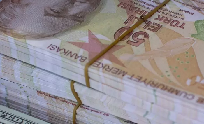 Καταρρέει η τουρκική λίρα