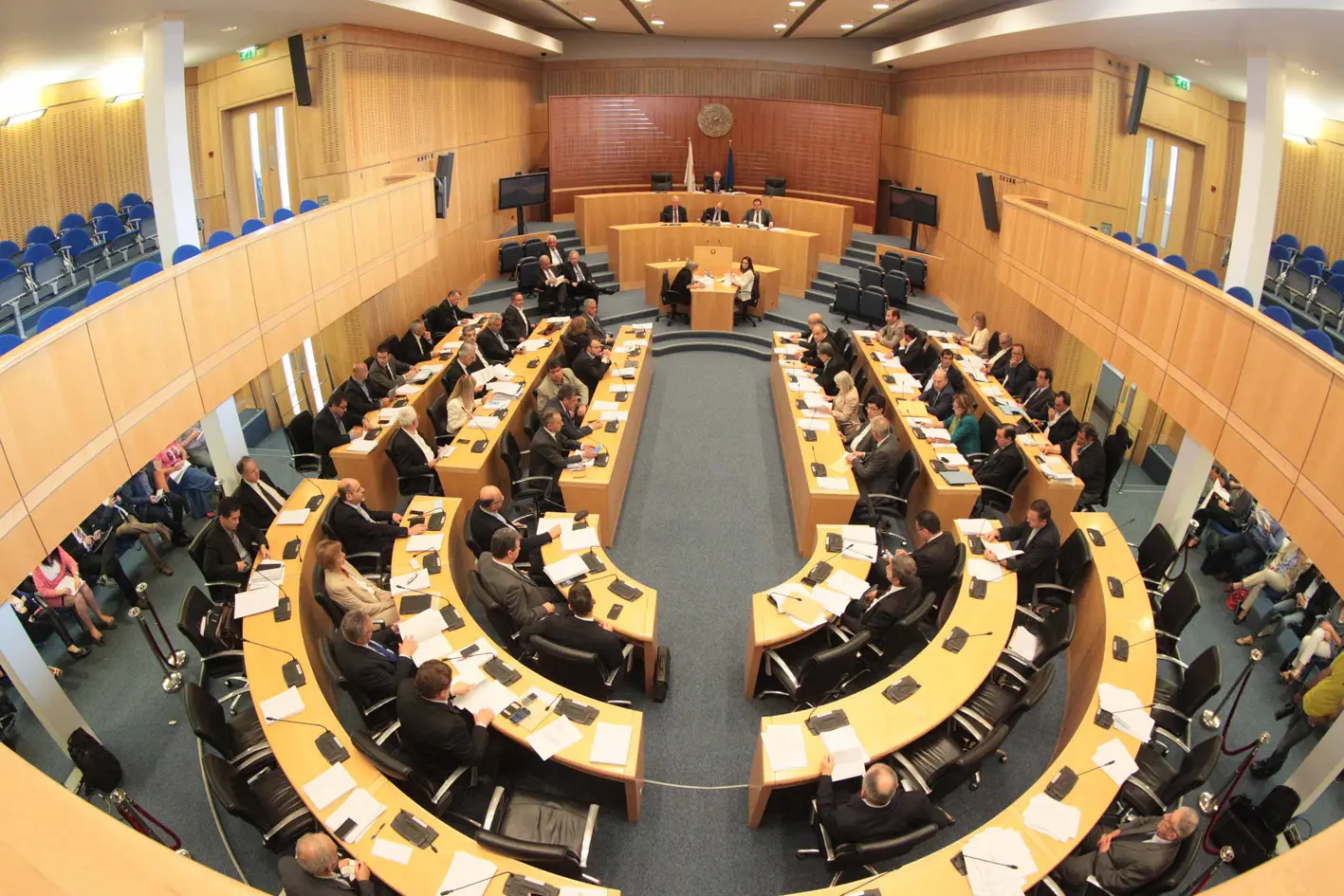 Θέση εργασίας στη Βουλή με μισθό €8,000 μηνιαίως