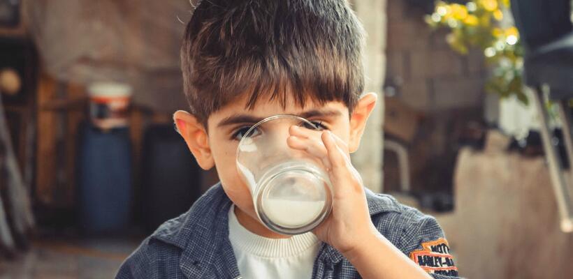 Η Κομισιόν μοιράζει γάλα, φρούτα και λαχανικά στα σχολεία της ΕΕ