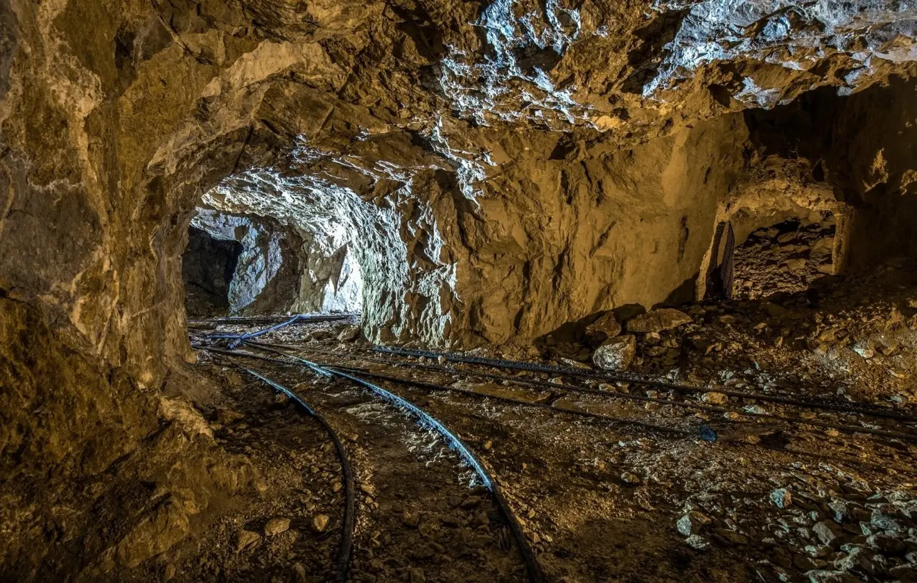 Η τρύπα στο χώμα και ο ψεύτης δίπλα της: Πώς στήθηκε η φούσκα του χρυσού