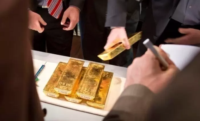Ο χρυσός υποχωρεί καθώς μειώνεται η ζήτηση για ασφαλή καταφύγια