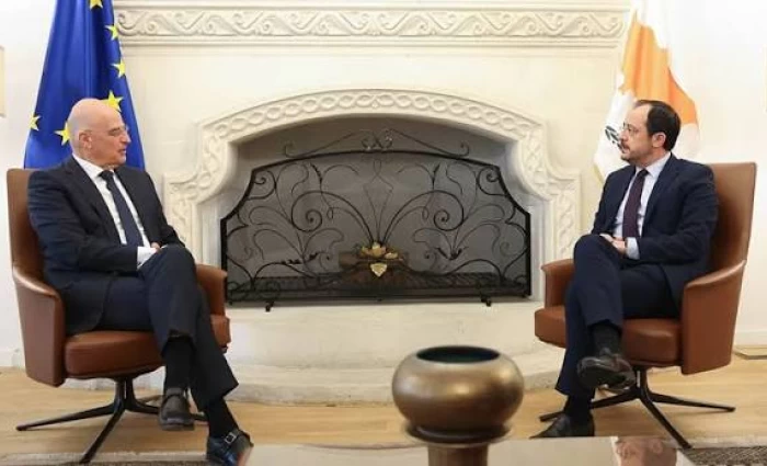 Δένδιας: «Θα είμαστε πάντοτε δίπλα σας» – Αυξάνουμε τις δαπάνες για την Άμυνα, λέει ο Ν. Χριστοδουλίδης