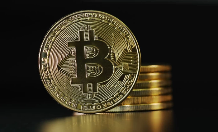 Bitcoin: Σκαρφάλωσε πάνω από 82.000 δολ. με ώθηση από το πετρέλαιο