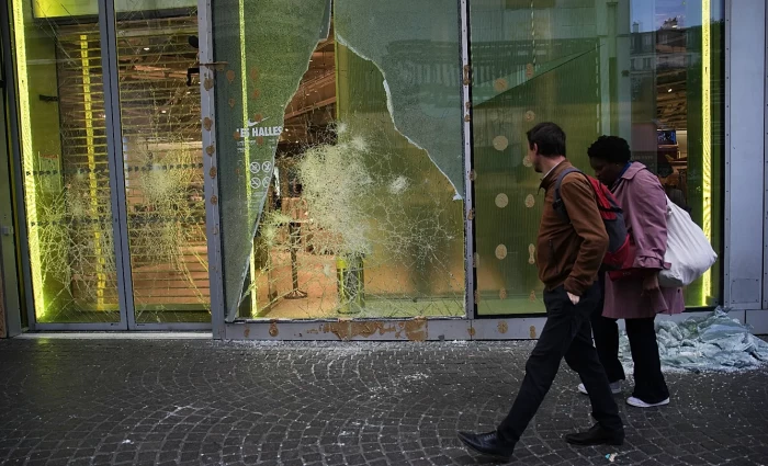 Ταραχές στη Γαλλία: Ποιος θα πληρώσει τα κατεστραμμένα μαγαζιά;