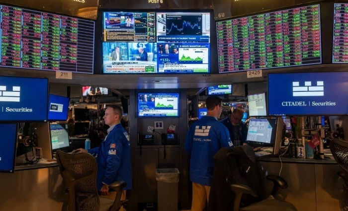 Wall Street: Θετικό ξεκίνημα της εβδομάδας με ώθηση από την τεχνολογία και πτώση των τιμών του πετρελαίου