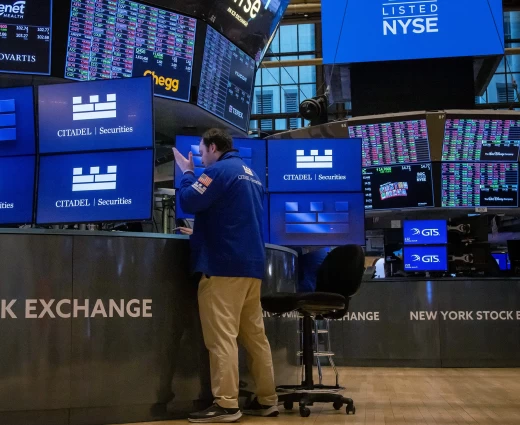 Wall Street: «Βουτιά» για τις τεχνολογικές μετοχές – Περιορίζονται οι απώλειες μετά τα στοιχεία για ΑΕΠ και PCE