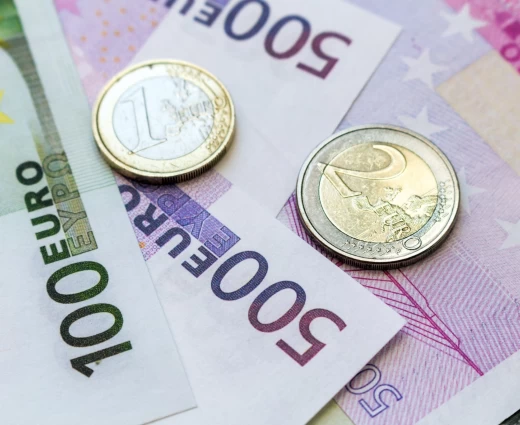 Οι επενδυτές σορτάρουν μαζικά το ευρώ – Το στοίχημα των €38 δισ. και ο φόβος για πτώση στα $1,10