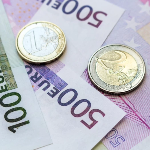 Οι επενδυτές σορτάρουν μαζικά το ευρώ – Το στοίχημα των €38 δισ. και ο φόβος για πτώση στα $1,10