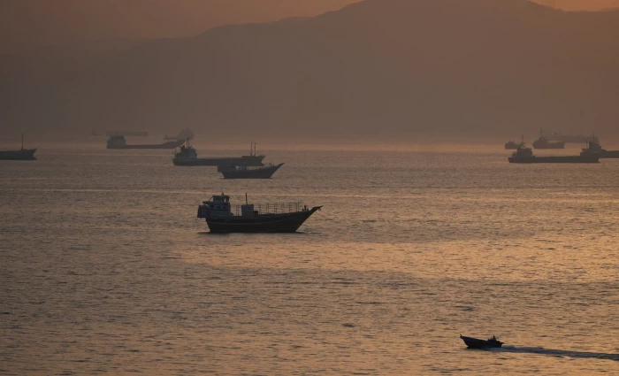 FT: 100.000 δολάρια τον μήνα και μπόνους 50.000 για τους καπετάνιους που περνούν το Ορμούζ