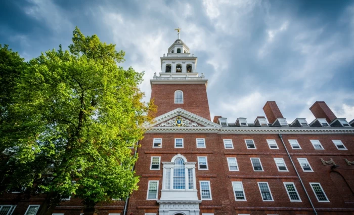 ΗΠΑ: Στο στόχαστρο του Τραμπ Harvard, το Stanford και MIT για τις βίζες ξένων φοιτητών και ερευνητών