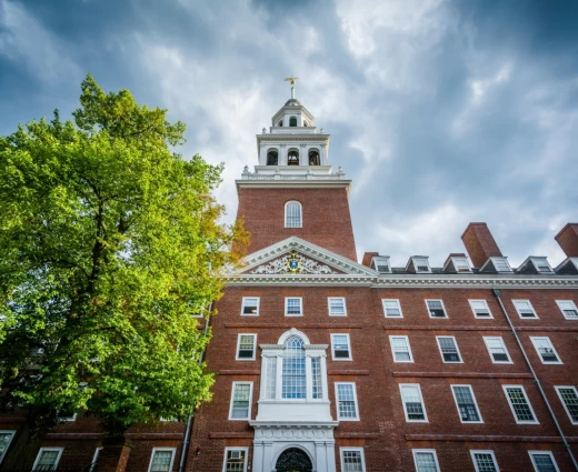 ΗΠΑ: Στο στόχαστρο του Τραμπ Harvard, το Stanford και MIT για τις βίζες ξένων φοιτητών και ερευνητών
