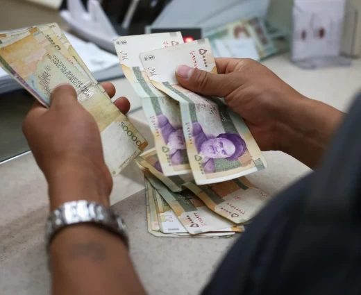 O πληθωρισμός «γονατίζει» τους Ιρανούς μέσα στον πόλεμο – Με το «σταγονόμετρο» τα μετρητά από τα ΑΤΜ