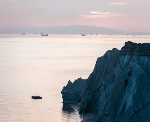 FT: Τα ΗΑΕ είναι διατεθειμένα να μετάσχουν σε διεθνή ομάδα για το άνοιγμα των Στενών του Ορμούζ