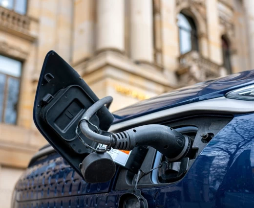 Πώς ο πόλεμος στο Ιράν οδηγεί σε παγκόσμια αύξηση της ζήτησης για ΑΠΕ