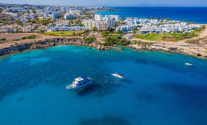 Προσωρινή ένεση ο Κατακλυσμός για ξενοδοχεία – Το τριήμερο γεμίζει και τα αεροπλάνα προς Ελλάδα