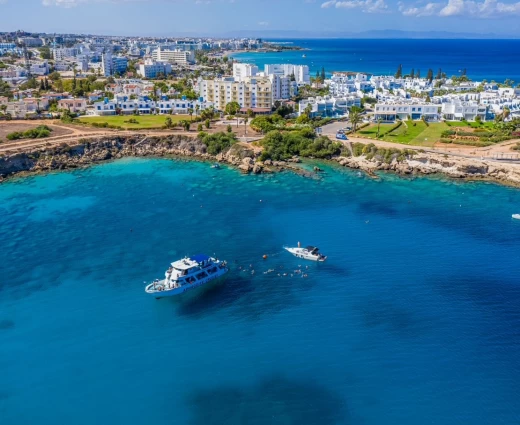 Προσωρινή ένεση ο Κατακλυσμός για ξενοδοχεία – Το τριήμερο γεμίζει και τα αεροπλάνα προς Ελλάδα