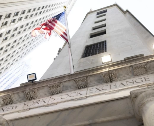 Wall Street: «Ανάσα» από τα νέα στοιχεία, αλλά το Ιράν συντηρεί τη νευρικότητα