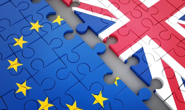 Δέκα χρόνια μετά το Brexit η Βρετανία μετρά το κόστος – Από 2% έως 4% η απώλεια του ΑΕΠ