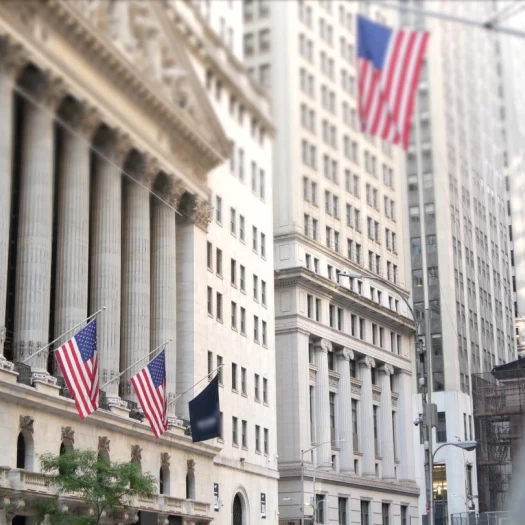 Wall Street: Το Ορμούζ, η τεχνητή νοημοσύνη και το νέο στοίχημα στις αγορές