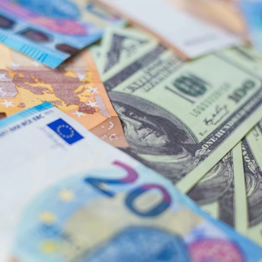 Ευρώ: Σε χαμηλό 10 μηνών καθώς η ρητορική της Λαγκάρντ για τα επιτόκια αποκλίνει από τη Fed