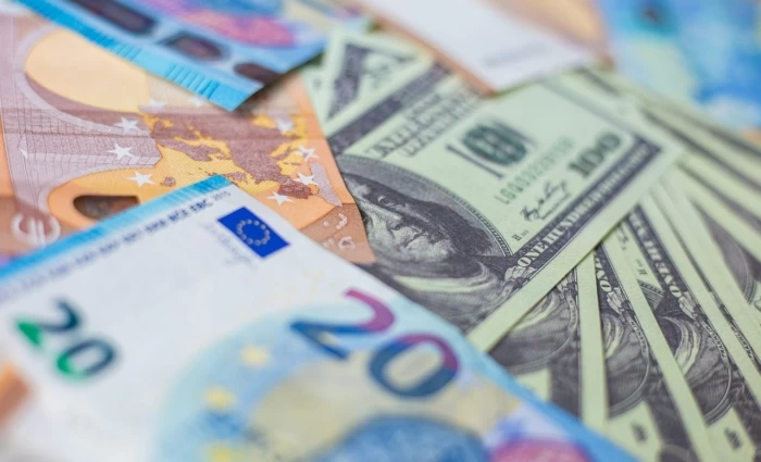 Ευρώ: Σε χαμηλό 10 μηνών καθώς η ρητορική της Λαγκάρντ για τα επιτόκια αποκλίνει από τη Fed