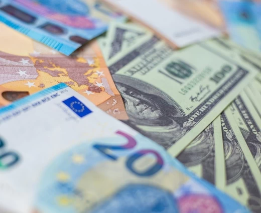Ευρώ: Σε χαμηλό 10 μηνών καθώς η ρητορική της Λαγκάρντ για τα επιτόκια αποκλίνει από τη Fed