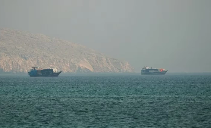 Το Ιράν χτύπησε πλοίο με κυπριακή σημαία και έκλεισε τα Στενά του Ορμούζ – Κύμα αεροπορικών βομβαρδισμών από τις ΗΠΑ