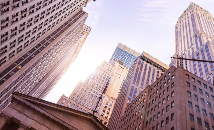 Η Wall Street ψάχνει τη χρυσή τομή ανάμεσα στο δολάριο και ομόλογα