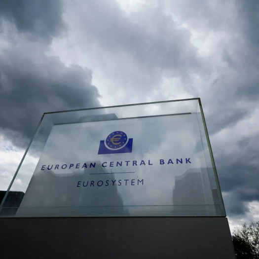 EKT: Αποφάσεις με το βλέμμα στον πόλεμο του Ιράν – Τι θα κάνει με τα επιτόκια