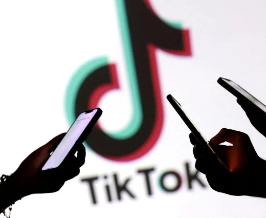 TikTok: Στο στόχαστρο της ΕΕ για την προστασία των παιδιών – Αντιμέτωπο με πρόστιμο-μαμούθ