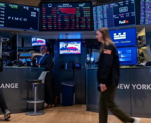Wall Street: Νέο ρεκόρ για τον Dow Jones πάνω από τις 53.000 μονάδες – Παραμένουν οι πιέσεις με φόντο την ΑΙ