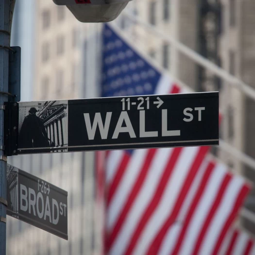 Wall Street: Στάση αναμονής με το βλέμμα στο Ιράν και στα στοιχεία για τον πληθωρισμό
