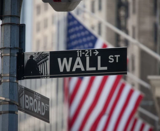 Wall Street: Στάση αναμονής με το βλέμμα στο Ιράν και στα στοιχεία για τον πληθωρισμό